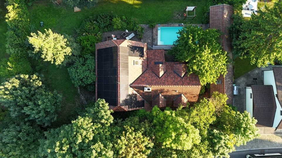 PV-Anlage an Dach und Fassade eines Wohnhauses aus der Vogelperspektive