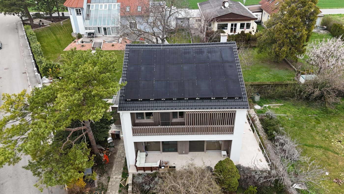 PV-Anlage auf einem Einfamilienhaus aus der Vogelperspektive