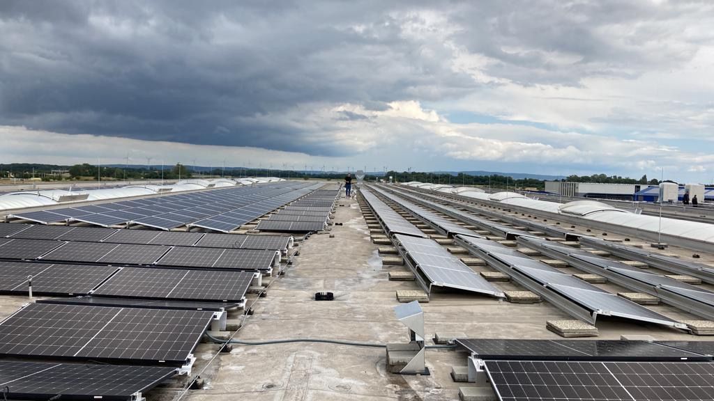 Große Photovoltaik-Flachdachanlage auf einem Gewerbedach